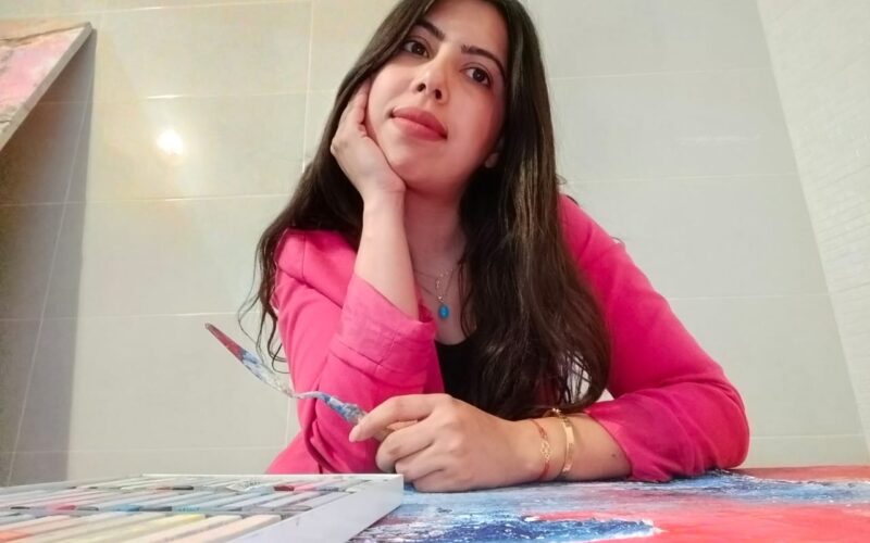 الفنانة التشكيلية سناء قرواش.. حين يُصبح اللون اعترافًا واللوحة ملاذًا للروح