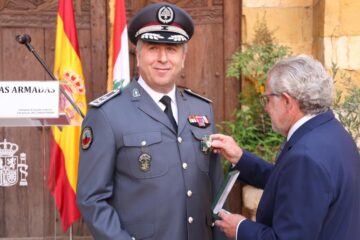 تقليد العميد الإداري موسى كرنيب قائد جهاز امن السفارات في قوى الأمن الداخلي وسام الإستحقاق المدني من رتبة الصليب الفضي من قبل السفير الأسباني في لبنان