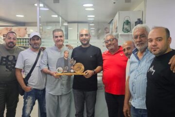 نادي الحرية يقدم درعًا تقديريًا للصيدلي عمر محمد مرجان